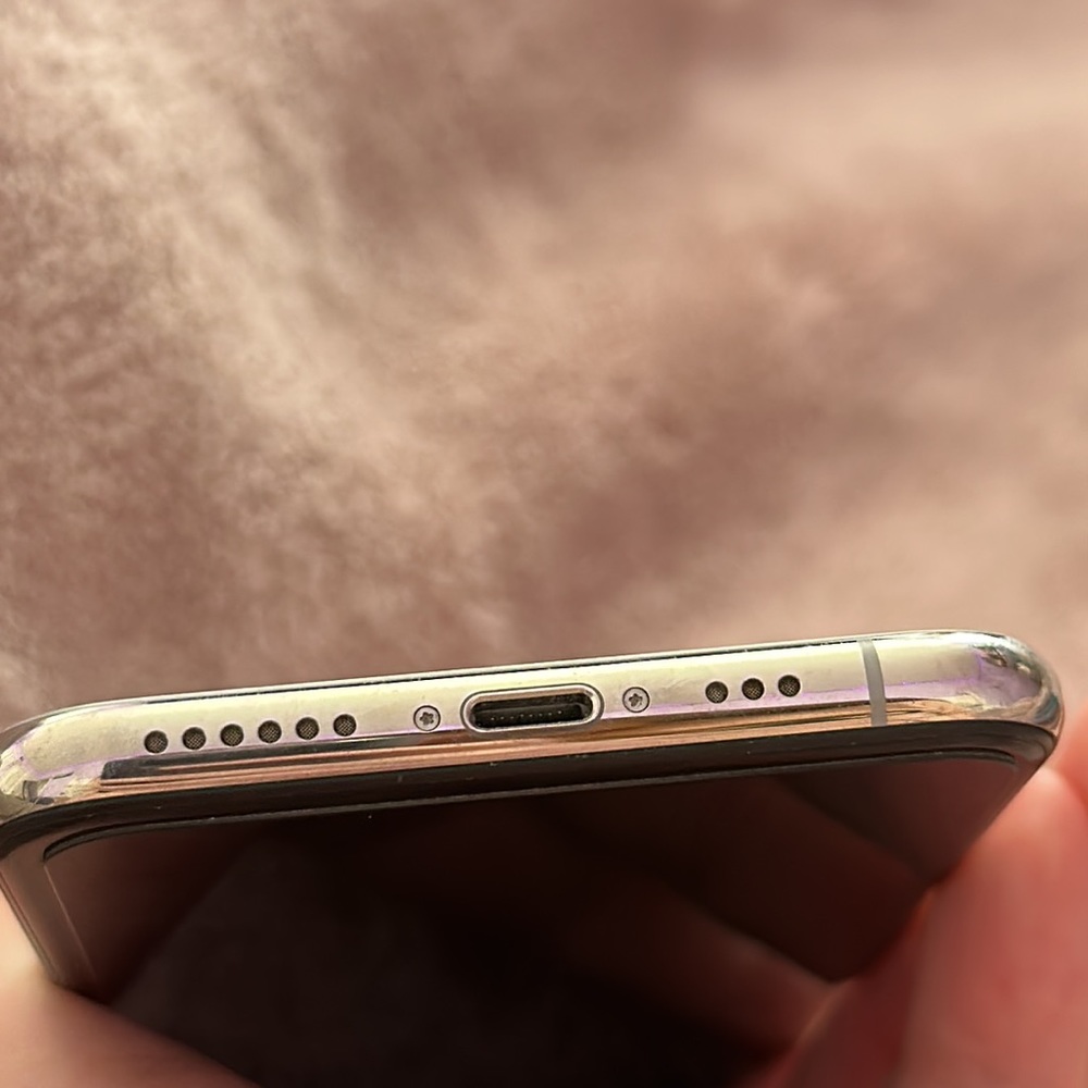 IPhone XS 64GB unlocked with cases - Picture 11 of 16